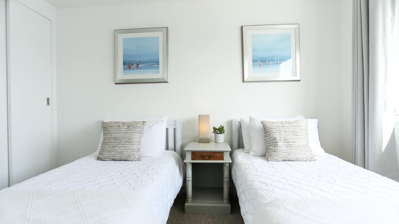 Tides - Beach Front Apartment In Bracklesham Bay Chichester Esterno foto